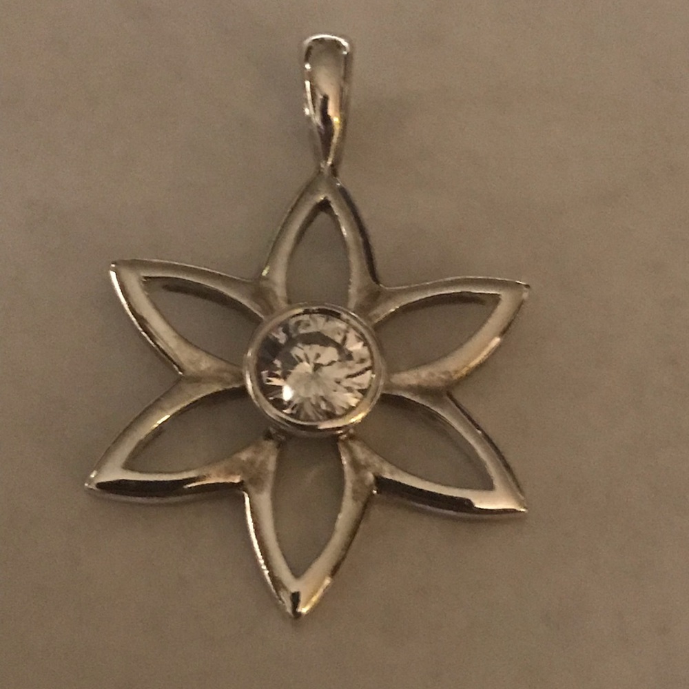 Beautiful Silpada stare necklace w center stone
